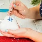 DIY: Kerstballen met handafdruk - Mamaliefde.nl