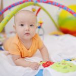 Tummy time; vanaf wanneer, kussen, speelgoed en tips hoe je je baby kan helpen - Mamaliefde.nl