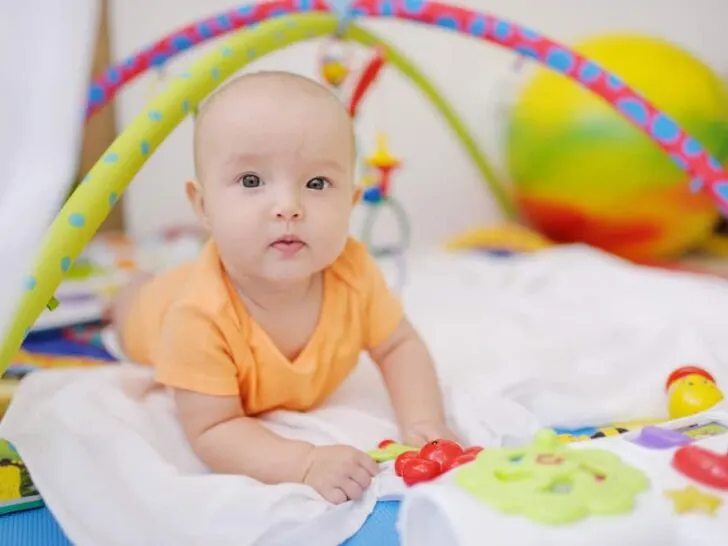 Tummy time; vanaf wanneer, kussen, speelgoed en tips hoe je je baby kan helpen - Mamaliefde.nl
