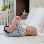 10 activiteiten met baby's; wat kan je met een baby doen / spelen? - Mamaliefde.nl