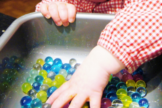 Sensopatisch spelen met waterballetjes - Mamaliefde