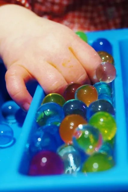 Sensopatisch spelen met waterballetjes - Mamaliefde