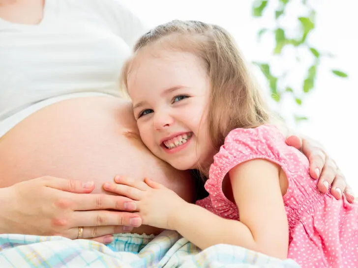Tips om je kind te betrekken als grote broer of zus bij zwangerschap en tijdens kraamweek baby - Mamaliefde.nl