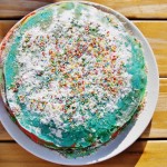 Recept; pannenkoekentaart maken met gekleurde regenboog pannenkoeken en kleurstof - Mamaliefde.nl