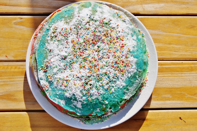 Recept; pannenkoekentaart maken met gekleurde regenboog pannenkoeken en kleurstof - Mamaliefde.nl
