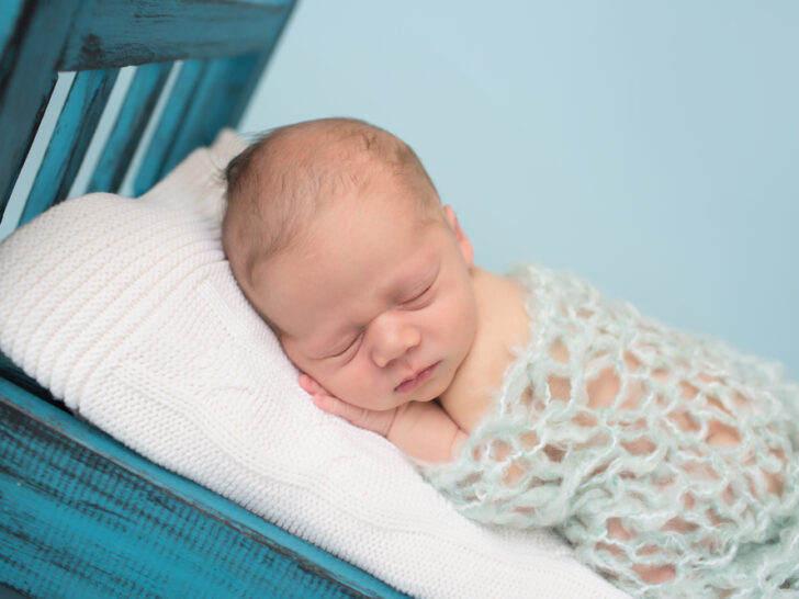 Baby op buik slapen; vanaf wanneer, gevaarlijk en tips risico wiegendood of voorkeurshouding voorkomen