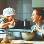 Koken met kinderen; tips om te maken door kinderen of samen met peuters. Met deze tips kunnen ook peuters en kleuters leuk en veilig helpen in de keuken - Kookboek voor kinderen met kinderrecepten; voor baby's, peuters of zelf koken- Mamaliefde.nl