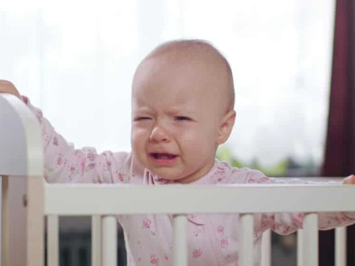Hoe lang baby gecontroleerd laten huilen bij inslapen in bed?
