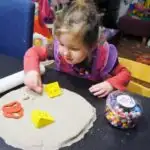 Super zand; Spelen met binnenspeelzand - Mamaliefde.nl