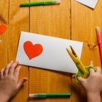 Valentijnskaart maken of knutselen met kinderen; met hartjes, roze en rood maar ook stoere kaarten - Mamaliefde.nl