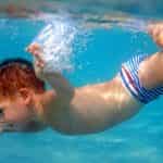 Baby zwemmen vanaf wanneer; tips voor de eerste keer en veilige zwembandjes en lijst van zwembaden waar je choorvrij kan peuterzwemmen. - Mamaliefde.nl