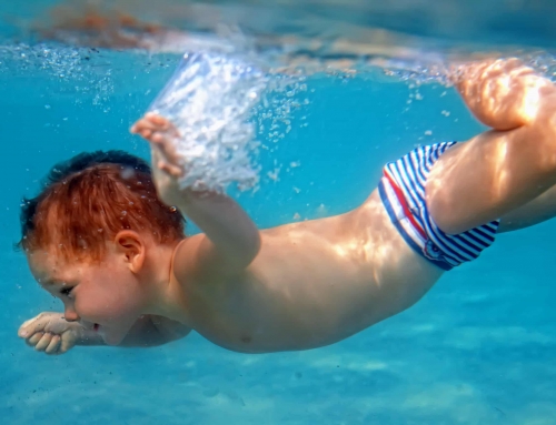 Baby zwemmen vanaf wanneer; tips voor de eerste keer en veilige zwembandjes voor peuterzwemmen