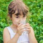 Van fles naar beker; 10 tips om je baby uit een beker te leren drinken - Mamaliefde.nl