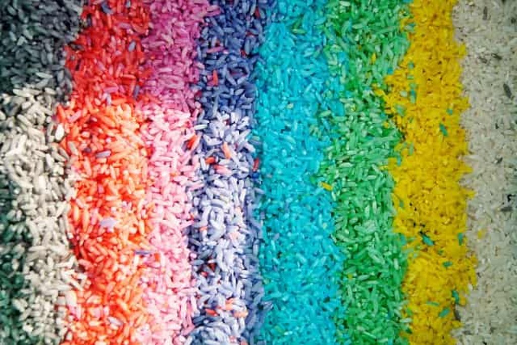 Rijst & Pasta kleuren; gekleurde materialen maken voor sensopatisch spel of knutselen - mamaliefde.nl