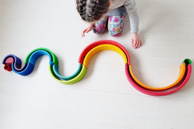 Knikkerbaan in slangvorm; 1 van de meer dan 50 voorbeelden met de Grimm's regenboog #grimmsrainbow - Mamaliefde.nl