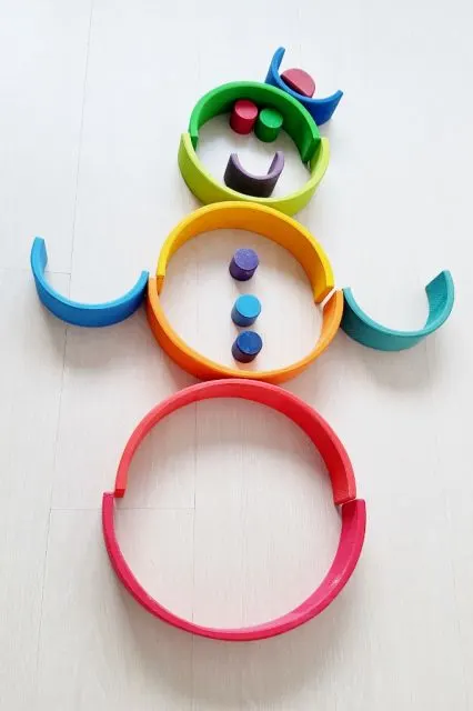 2d sneeuwpop / clown; 1 van de meer dan 50 voorbeelden met de Grimm's regenboog #grimmsrainbow - Mamaliefde.nl