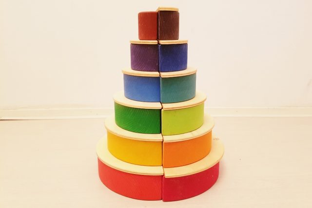 Verjaardagstaart Grimms; 1 van de meer dan 50 voorbeelden met de Grimm's regenboog #grimmsrainbow - Mamaliefde.nl
