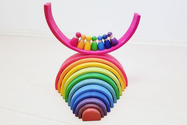 Balans; 1 van de meer dan 50 voorbeelden met de Grimm's regenboog #grimmsrainbow - Mamaliefde.nl