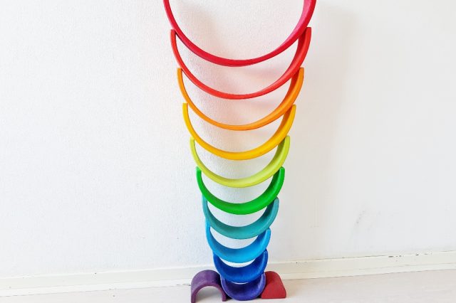 Balanceren; 1 van de meer dan 100 voorbeelden met de Grimm's regenboog #grimmsrainbow - Mamaliefde.nl