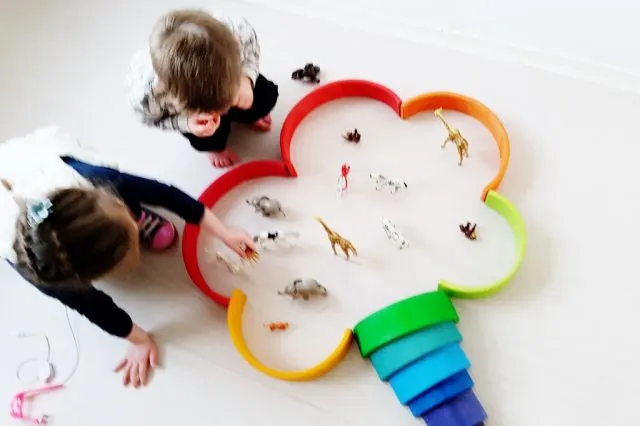 Small world play dierentuin; 1 van de meer dan 100 voorbeelden met de Grimm's regenboog #grimmsrainbow - Mamaliefde.nl