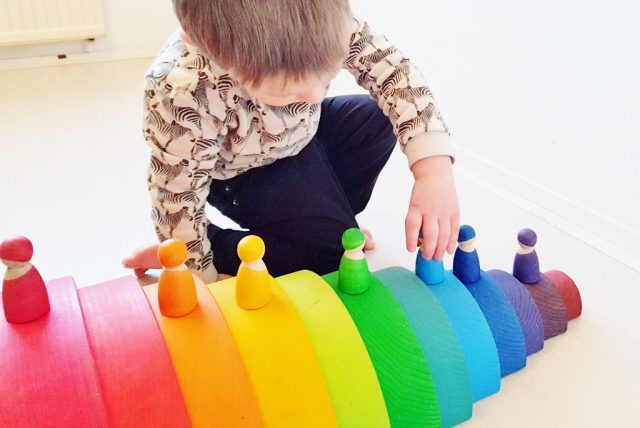 Sorteren op kleur; 1 van de meer dan 100 voorbeelden met de Grimm's regenboog #grimmsrainbow - Mamaliefde.nl