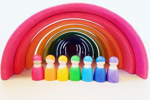 Small world play poppenhuis 1 van de meer dan 100 voorbeelden met de Grimm's regenboog #grimmsrainbow - Mamaliefde.nl