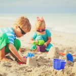Spelen in de zandbak; spelletjes voor spelen met zand ook binnen of buiten met water. - mamaliefde.nl