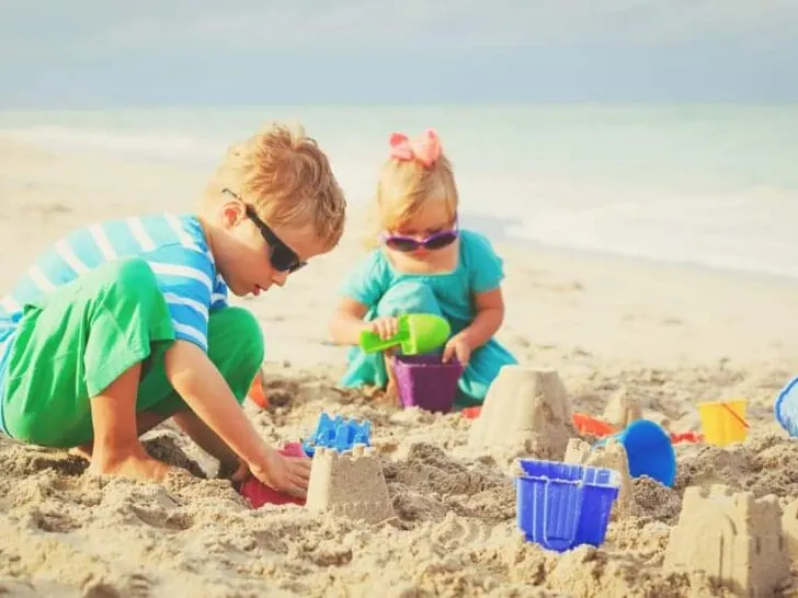 Spelen in de zandbak; spelletjes voor spelen met zand ook binnen of buiten met water. - mamaliefde.nl