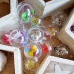 DIY: Zelf kindvriendelijke sensopatische transparante kerstballen maken van doorzichtige ballen om mee te spelen - Mamaliefde.nl