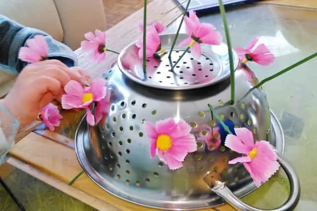 'Bloemen plukken' lente activiteit met bloemen ter stimulering van de fijne motoriek - Mamaliefde.nl