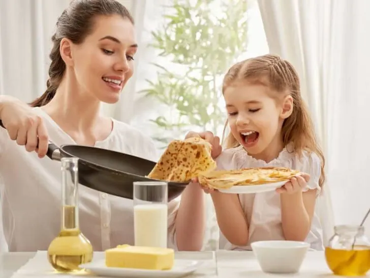 Pannenkoeken recept; inclusief gezonde, hartige of alternatieve zonder ei, bloem, melk en suiker of met fruit voor Nationale Pannenkoekendag - Mamaliefde.nl
