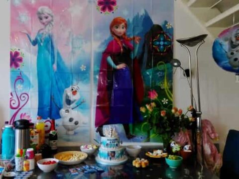 Frozen verjaardag voor kinderen met taart en decoratie
