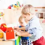 Waarom natuurlijk / houten speelgoed zo goed is voor de ontwikkeling van baby's en kinderen? - Mamaliefde.nl