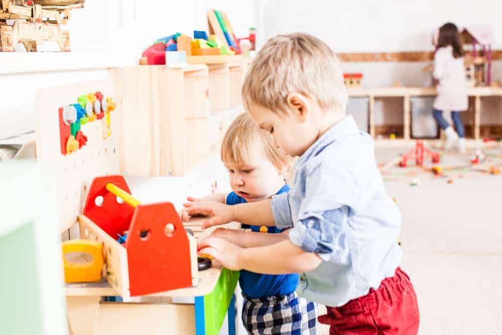 Waarom natuurlijk / houten speelgoed zo goed is voor de ontwikkeling van baby's en kinderen? - Mamaliefde.nl