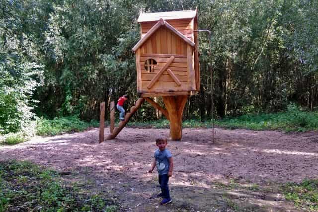 KLimmen en klauteren in natuurspeeltuin speelpolder Hoge Nesse in Zwijndrecht - Mamaliefde.nl