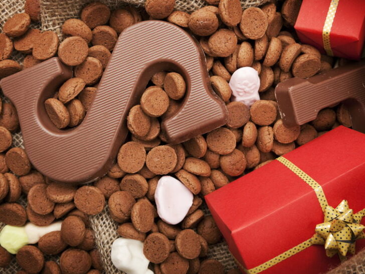 Sinterklaas Chocoladeletters cadeau geven