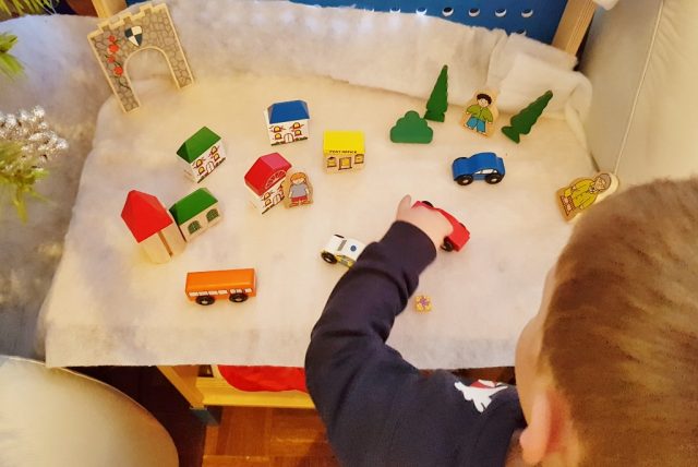 Kinder kerstdorp maken; ideeën met speelgoed, lego of knutselen - Mamaliefde