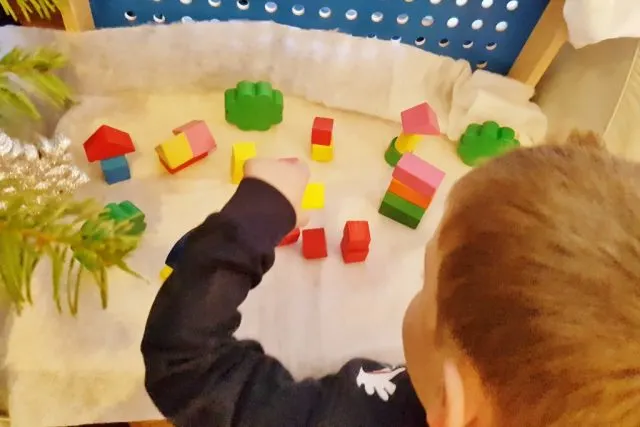 Kinder kerstdorp maken; ideeën met speelgoed, lego of knutselen - Mamaliefde