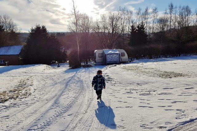 Winterkamperen met camper in de sneeuw in de Ardennen - Reisliefde