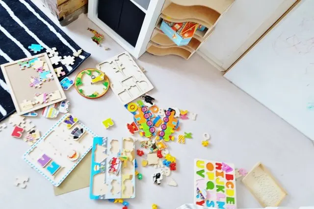 DIY Ikea Hack puzzelkast van houten lectuurbakken - Mamaliefde.nl