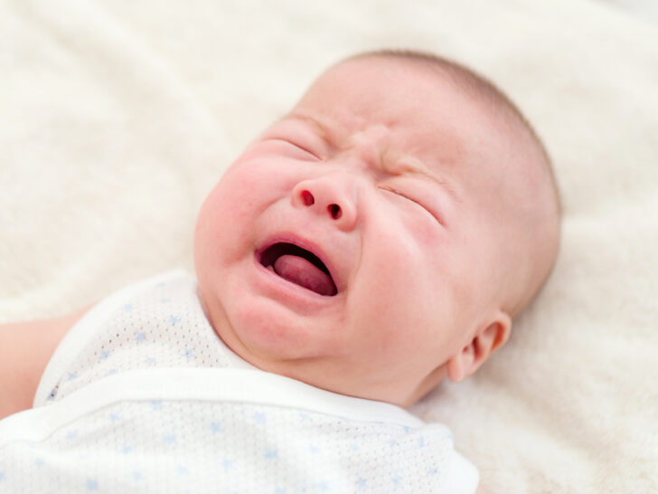 Baby huilt ineens hysterisch en krijst ontroostbaar (15 oorzaken & 10 tips om te troosten)