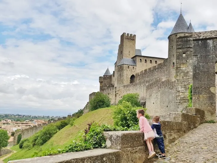 Carcassonne; kasteel bezoeken met kinderen; van parkeren tot tips bezienswaardigheden historische vestingstad. Met tips wat te doen, parkeren en stadswandeling in een van de beroemde bezienswaardigheden van Frankrijk. - Mamaliefde.nl