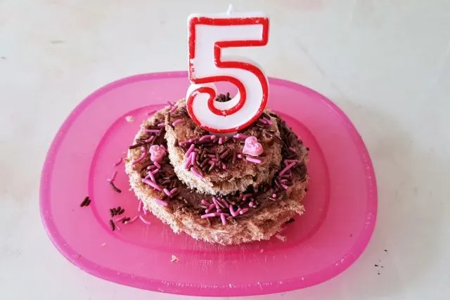Verjaardagsontbijt voor kind maken; 10 recepten waaronder boterhamtaart - Mamaliefde