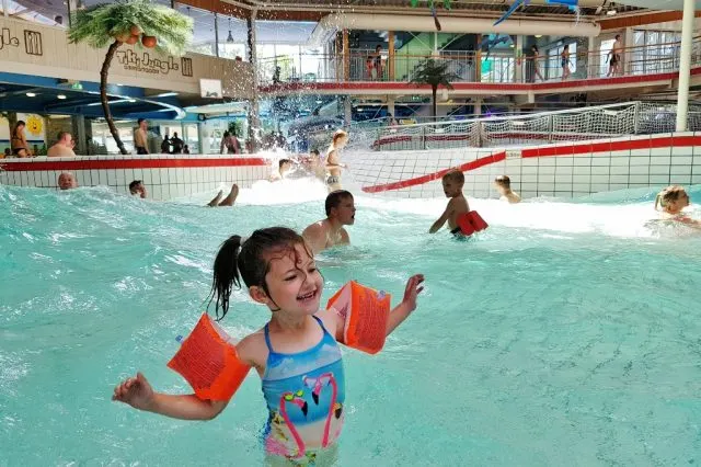 Tikibad Duinrell zwemmen in subtropisch zwembad met wildwaterbaan - Mamaliefde
