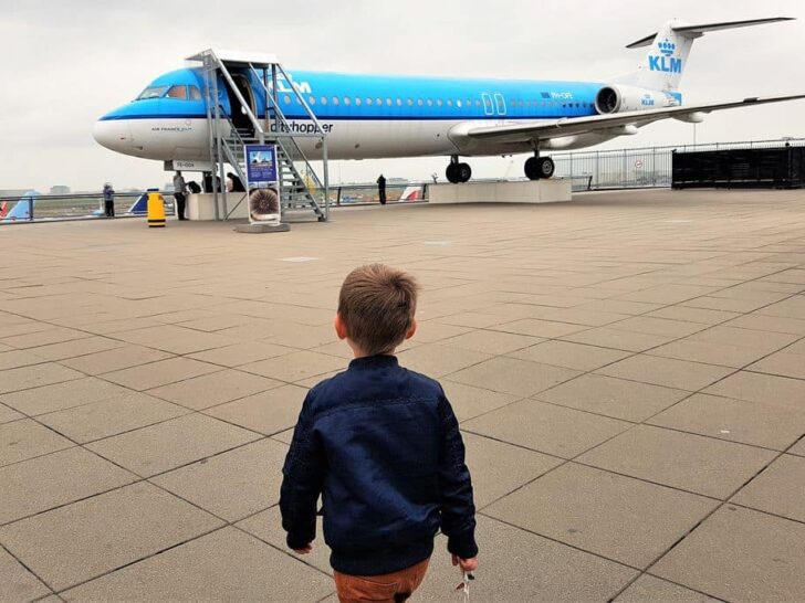 Schiphol met kinderen; van dagje vliegtuigen kijken tot wat is er te doen bij vertrek - mamaliefde.nl