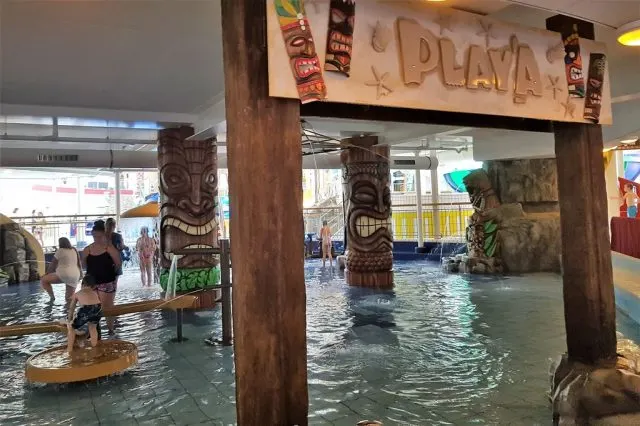 Tikibad Duinrell zwemmen in subtropisch zwembad met wildwaterbaan - Mamaliefde
