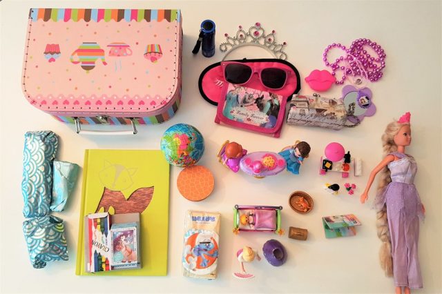 DIY Kinderkoffer; reiskoffertje met speelgoed en knutselen materialen - Reisliefde