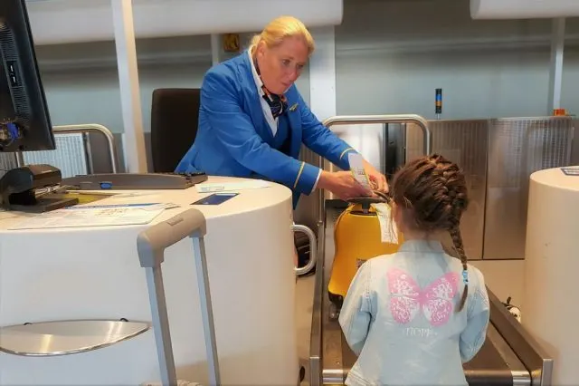 Dagje Schiphol met kinderen om vliegtuigen te kijken - Mamaliefde