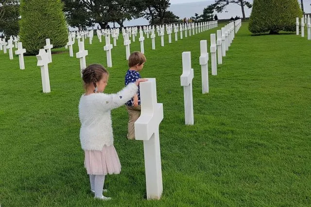 Invasiestranden Normandië; Omaha Beach & begraafplaatsen met kinderen - Mamaliefde