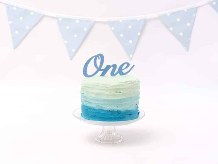 Zelf een cake-smash taart maken of bestellen. Tips en ideeën en voorbeelden voor de leukste taarten, ter inspiratie in het blauw, roze en multicolor. - Mamaliefde.nl